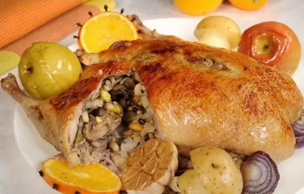 Фаршированная утка с грибами и черносливом