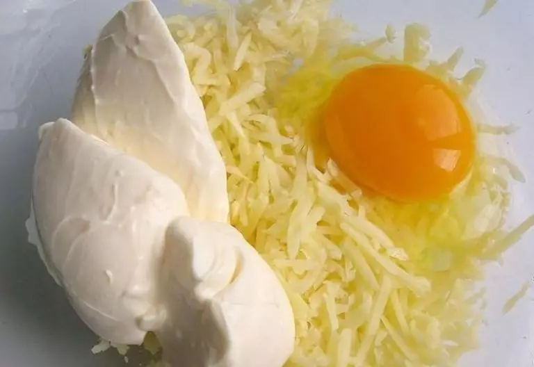 Она смешала натертый картофель с сыром и чесноком и отправила в духовку. Так просто, но безумно вкусно!