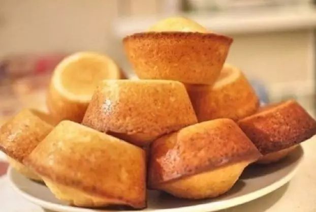 Творожные кексы с цукатами, изюмом и орехами