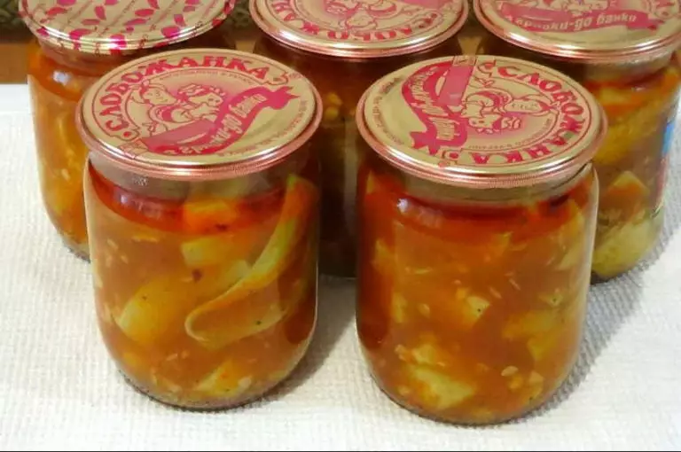 Супер-закуска «Кабачки в остром соусе»: два легких вкусных рецепта!