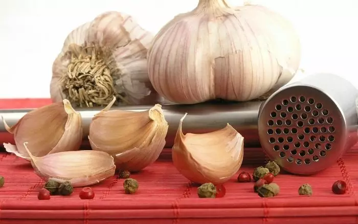 ЧЕСНОЧНАЯ ШЕЛУХА ПРОДЛИТ МОЛОДОСТЬ КОЖИ